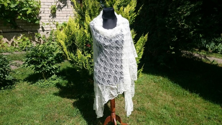 White knitted shawl picture no. 2