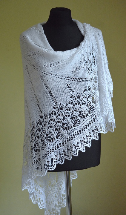 white knitted shawl