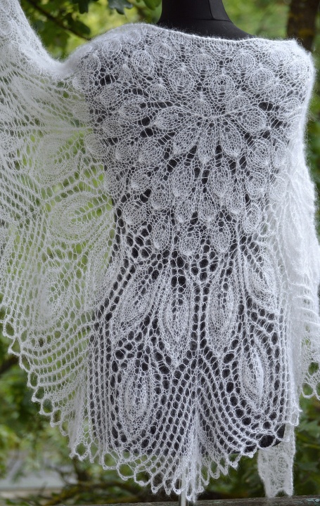 white knitted shawl