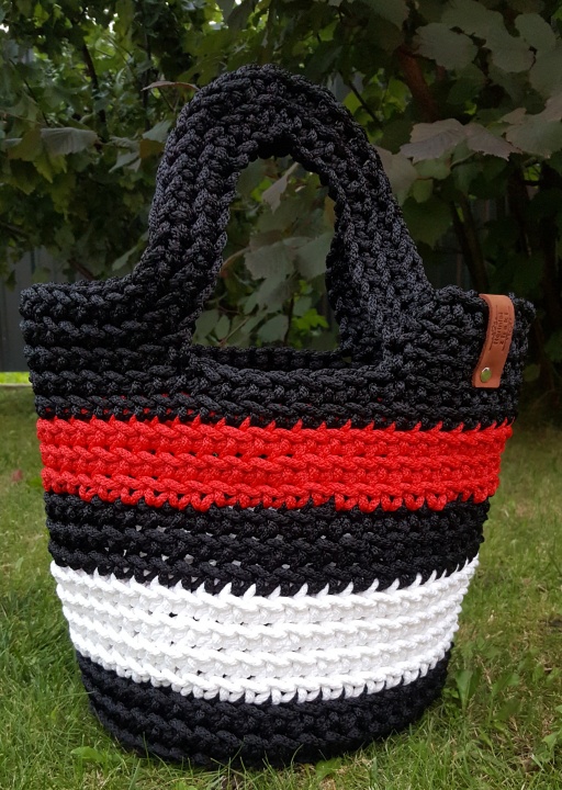 Crocheted handbag for everyday, size M.