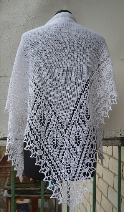 white knitted shawl