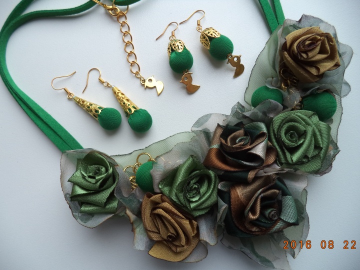 Green neck adornment and earrings