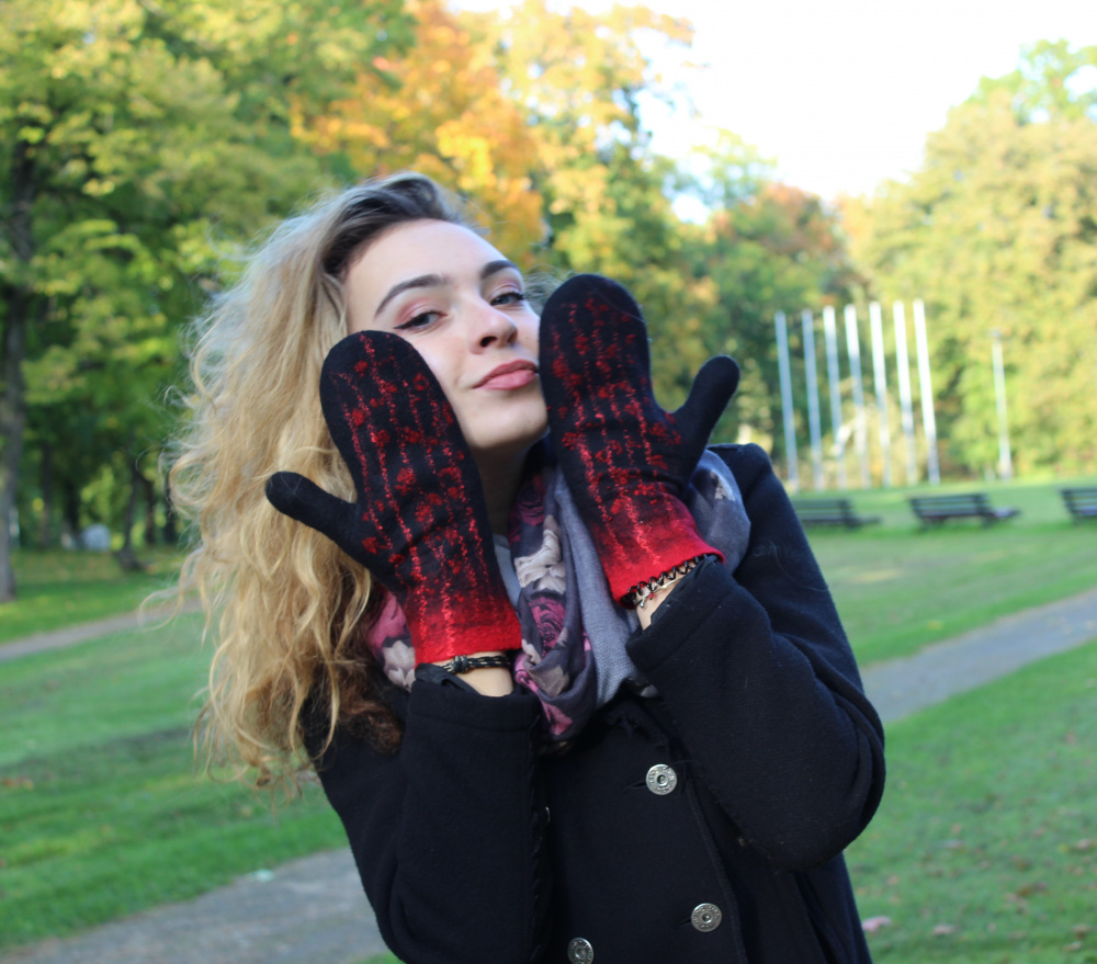 Warm handmade blac-red mittens for women. Mittens of merino wool. Handmade glove