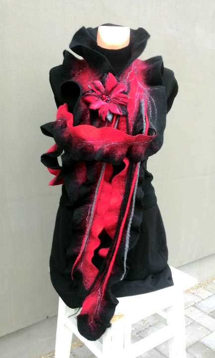 Black and red colors long scarf picture no. 2