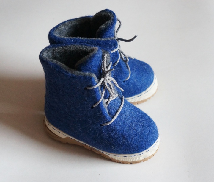 In stock! EU 22 and 25 sizes. Felted children snow boots. Handmade boys and girl