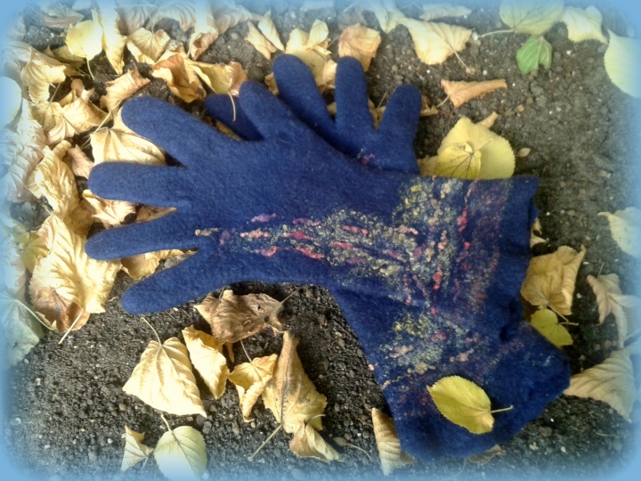 felted blue patterned gloves "feeling"