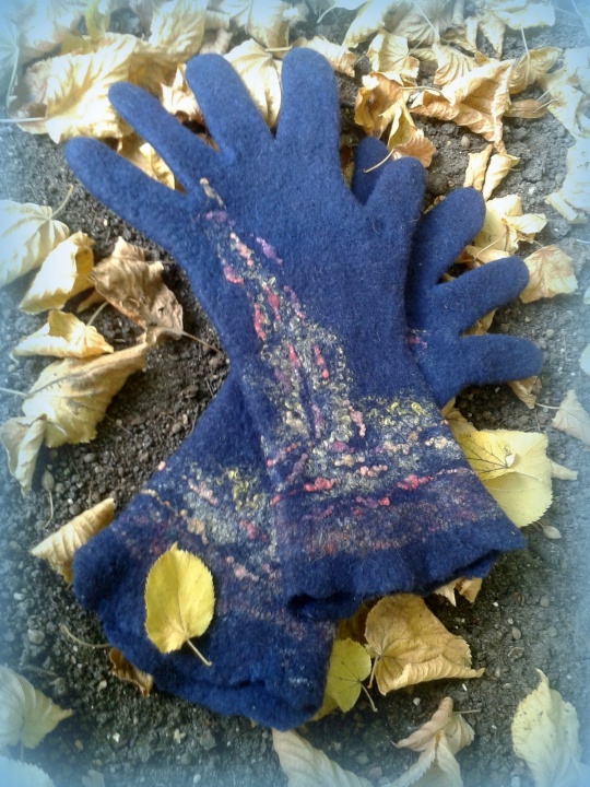 felted blue patterned gloves "feeling" picture no. 2
