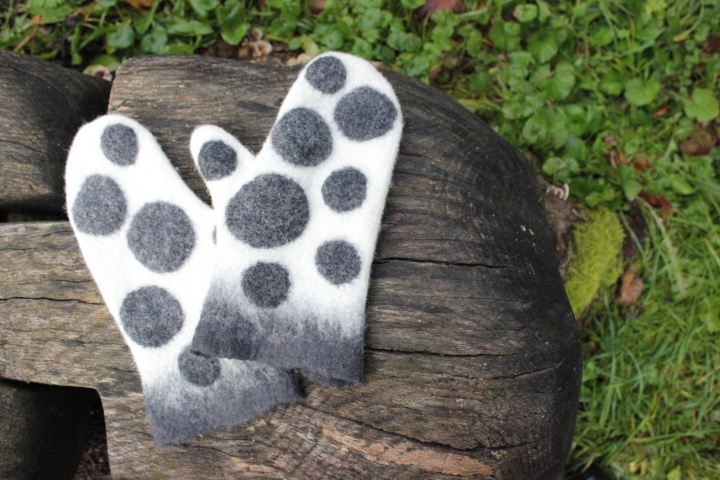Felted gloves mittens Cozy winter gloves White-Black picture no. 3