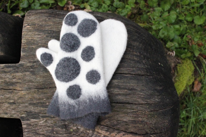 Felted gloves mittens Cozy winter gloves White-Black picture no. 2