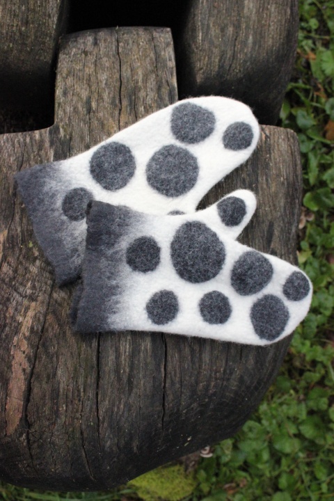 Felted gloves mittens Cozy winter gloves White-Black