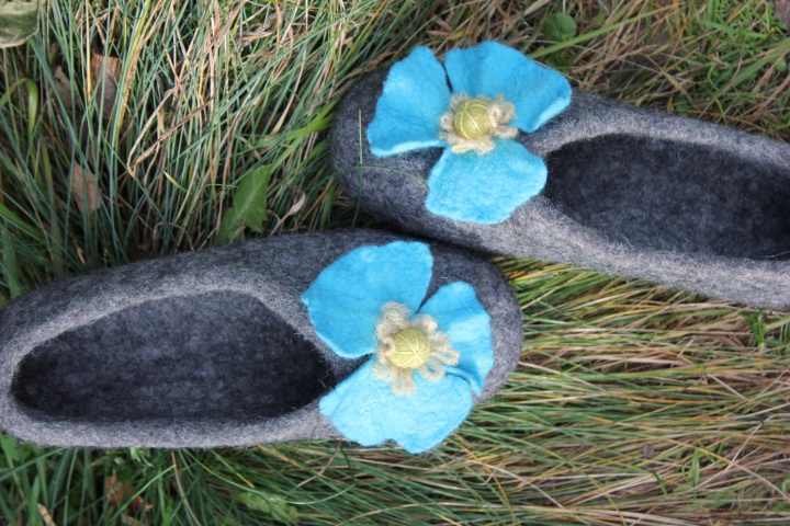 Felted slippersTurquoise flower size 37 EU
