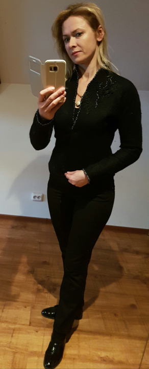 Juodas veltas švarkelis