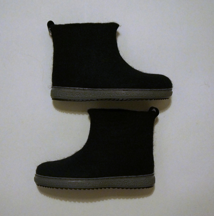 Handmade mittens and felt boots for men.  picture no. 3