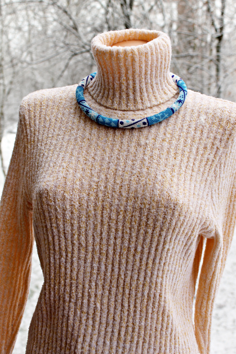 Winter satisfaction guaranteed, Beaded crochet rope necklace with white and blue picture no. 3