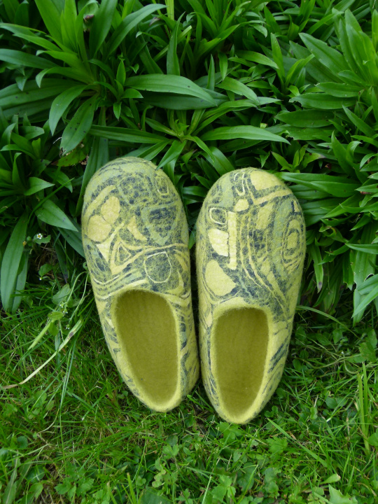 felted green slipper "explorations" picture no. 2