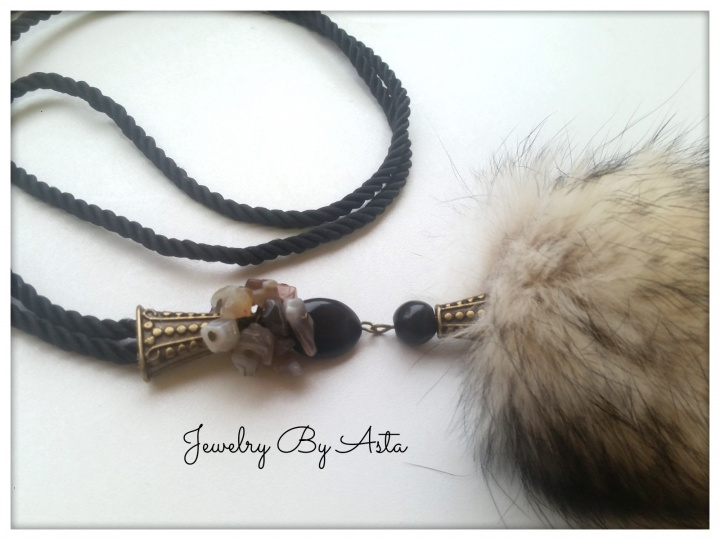 Necklace Onyx Gemstones Fox Fur Fashion picture no. 2