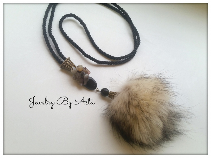 Necklace Onyx Gemstones Fox Fur Fashion picture no. 3