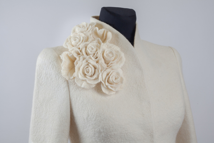 Ivory wedding jacket for bride picture no. 2