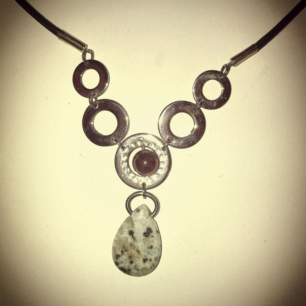 Pakabukas su  Granatu ir Agatu