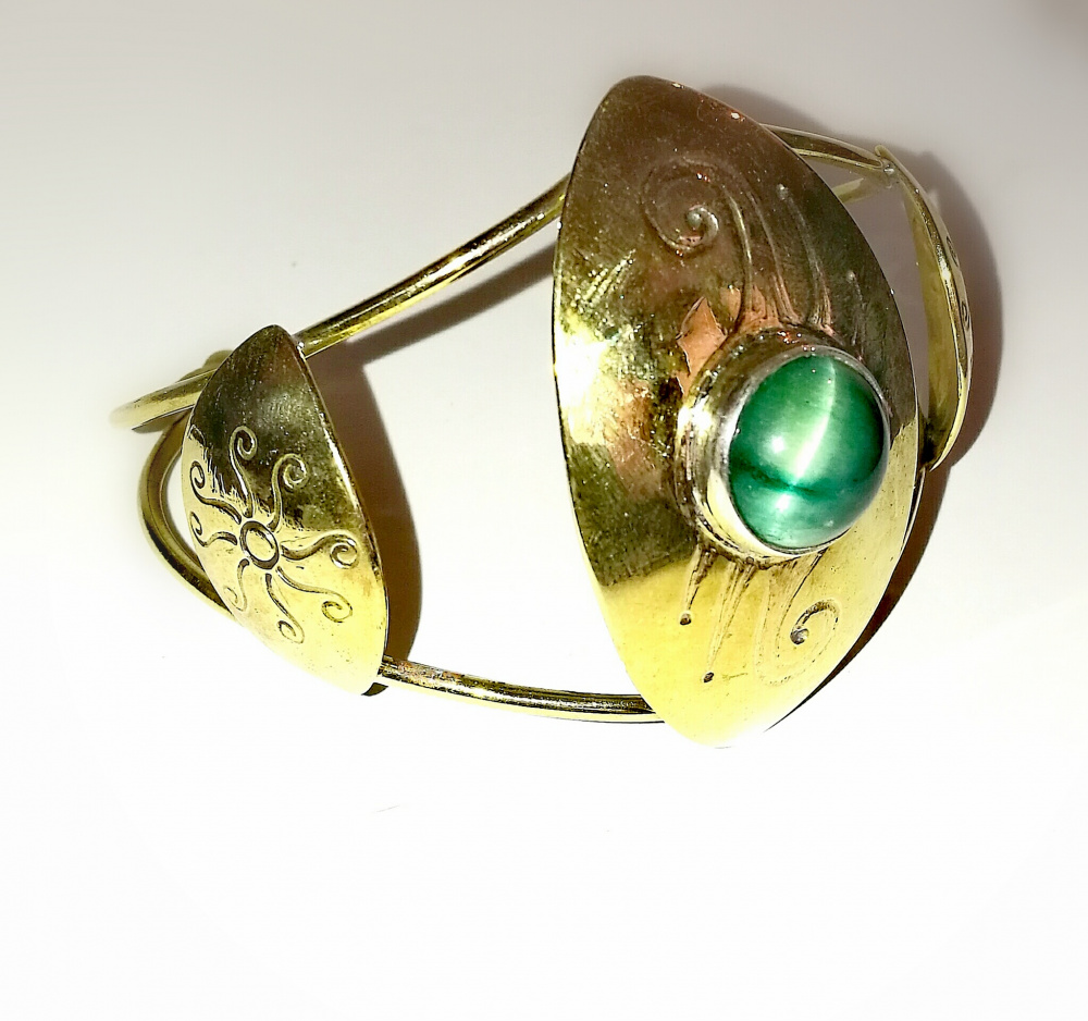 Bracelet. Brass, cat eye green.