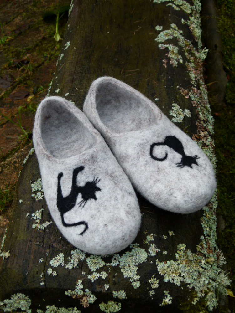 felted gray slippers "a cat day"