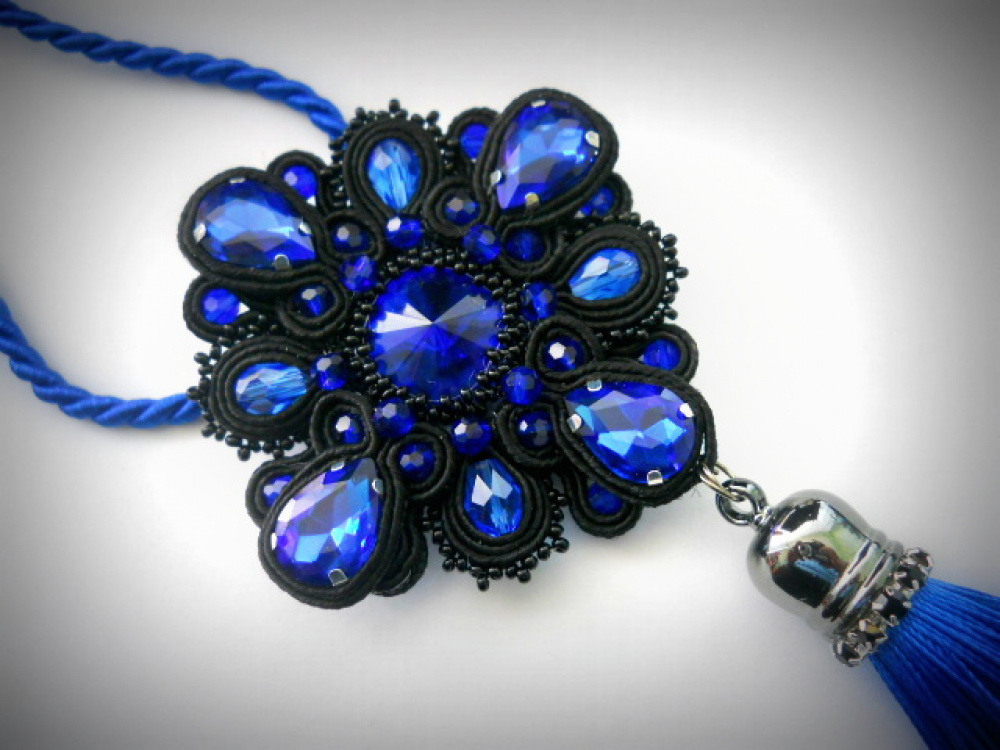sutažo pakabukas "sapphire"