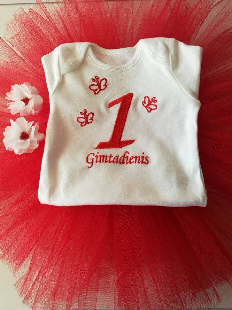 Siuvinėtas bodžiukas, tutu sijonas ir gumytės plaukams