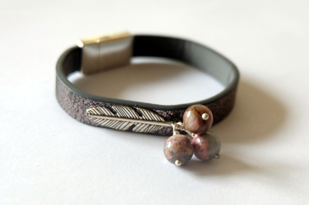 Leather bracelet with Rodonitas