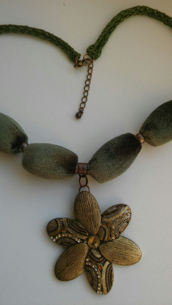 textail neck adornment