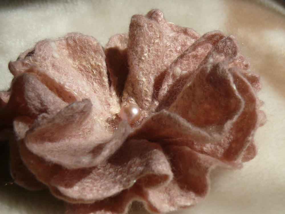  Felted flower brooch. picture no. 2