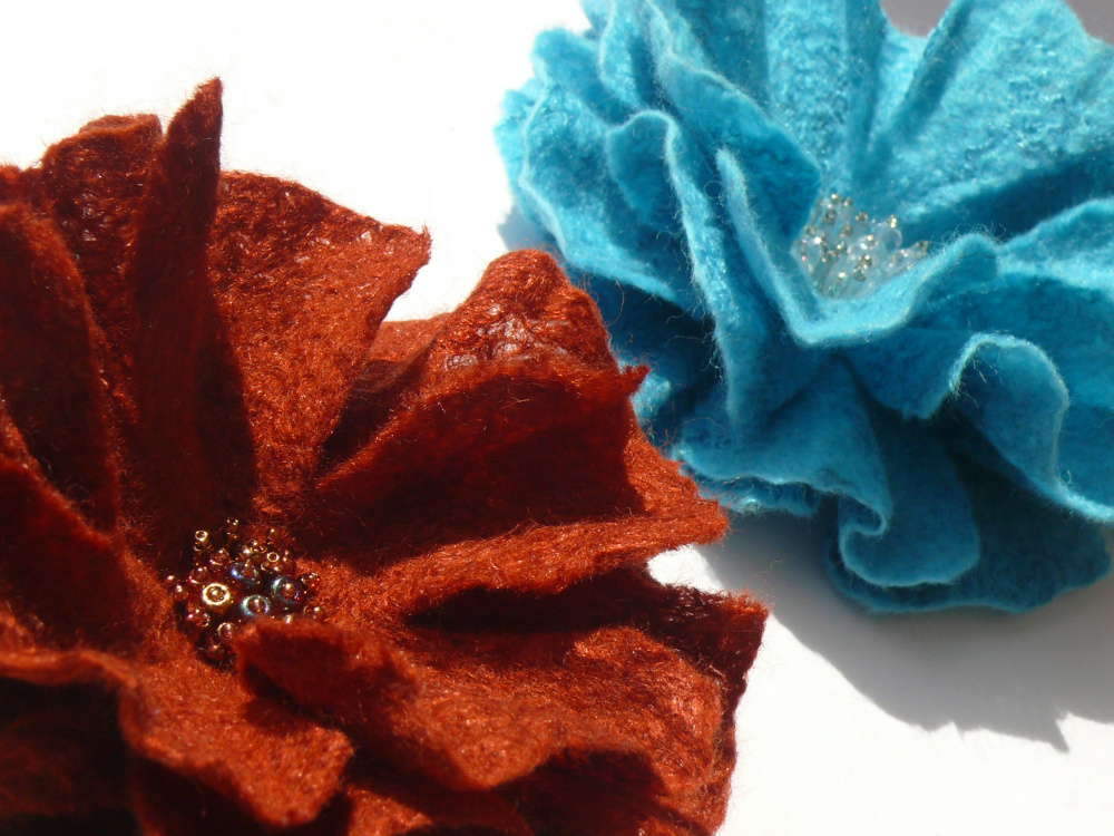 Felted flower brooch. picture no. 3