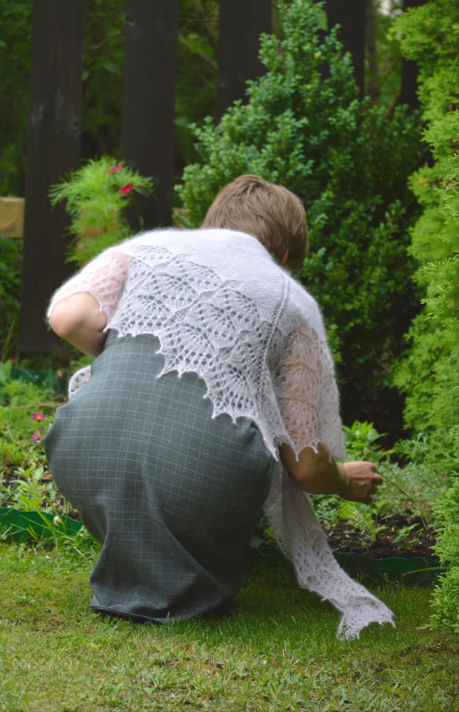 Hand-knitted light pink shawl picture no. 2