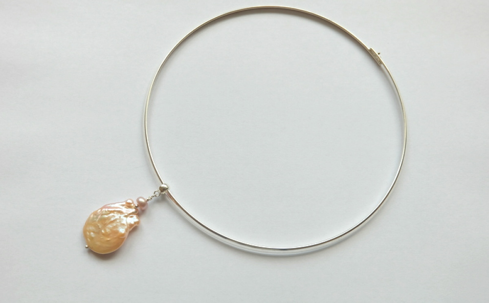 Minimalist neck jewelry with pearls