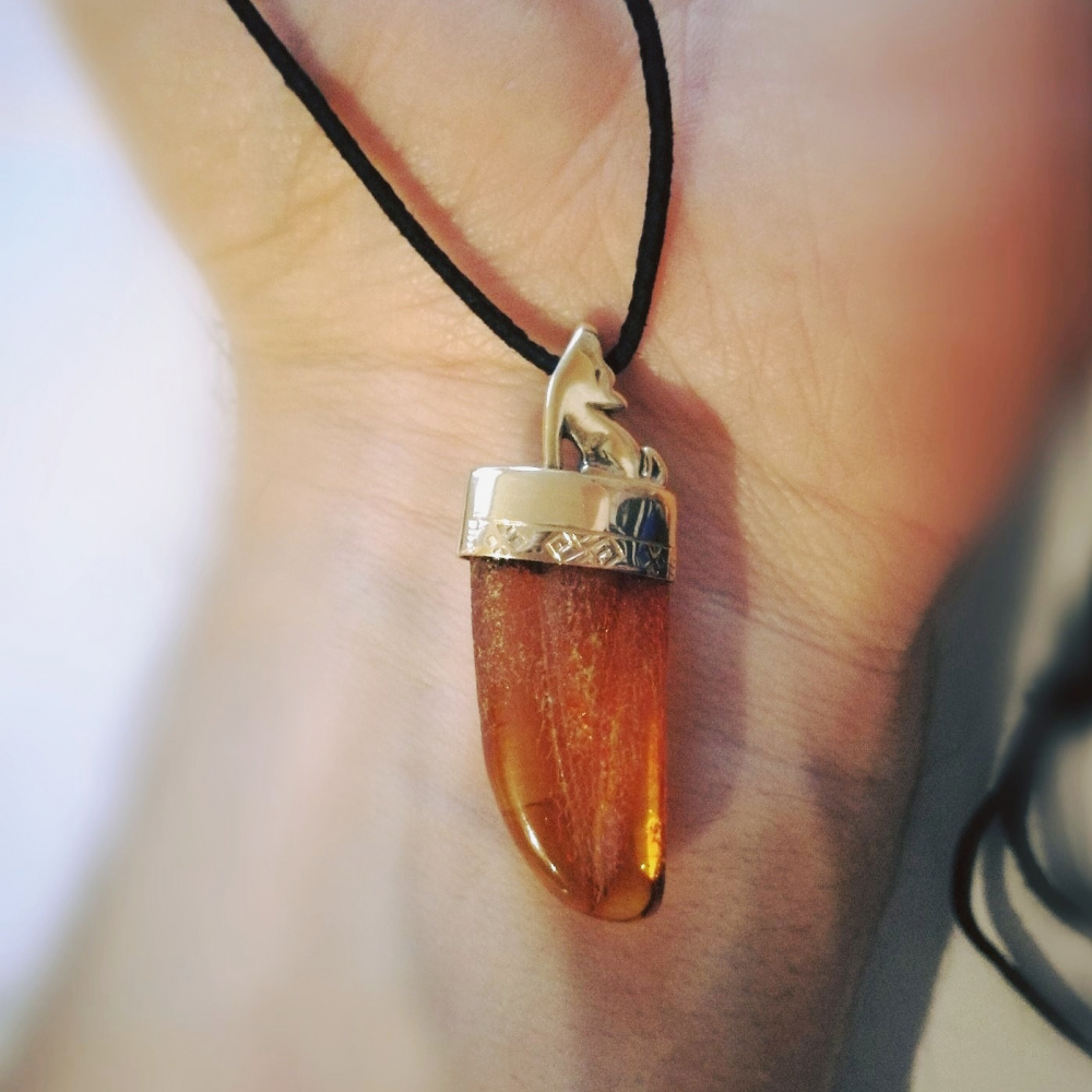 Pendant with amber