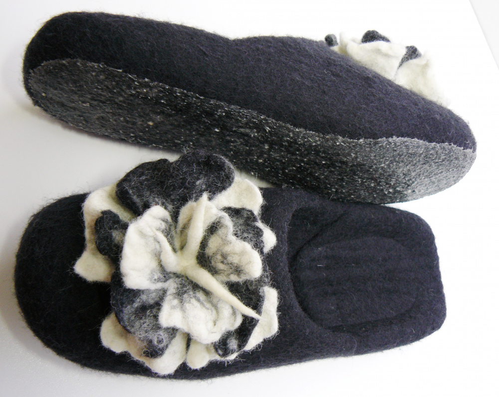 Handmade felted slippers. Non slippery sole. picture no. 2