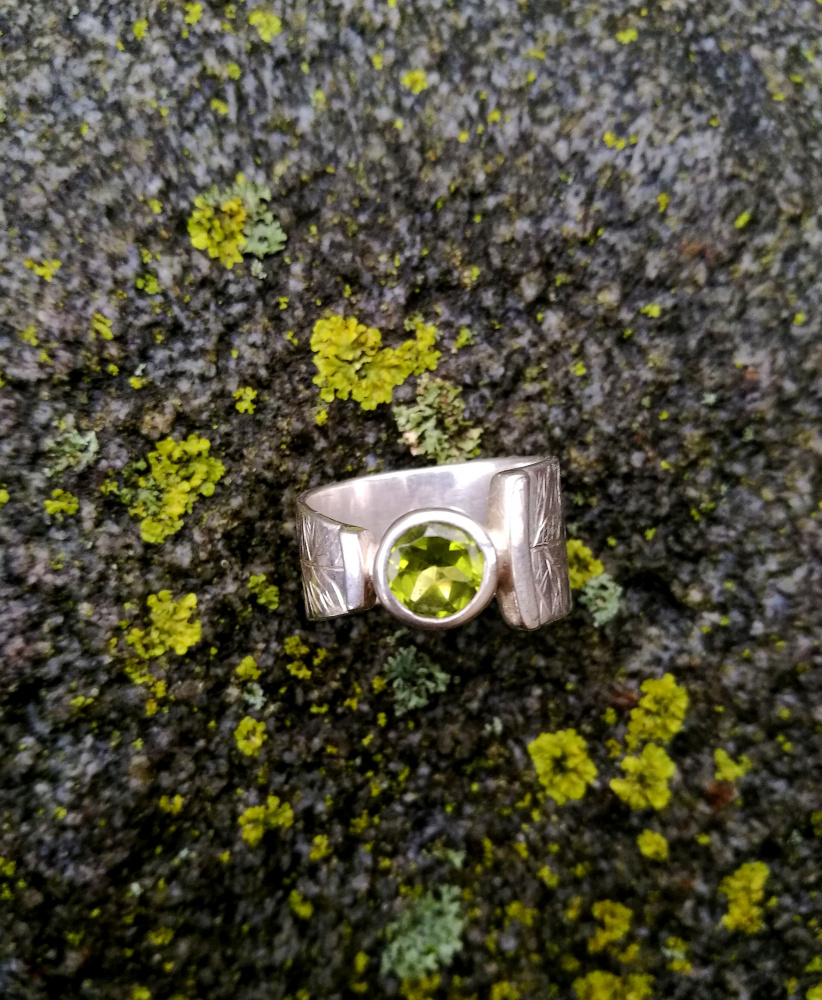 Žiedas su peridotu.
