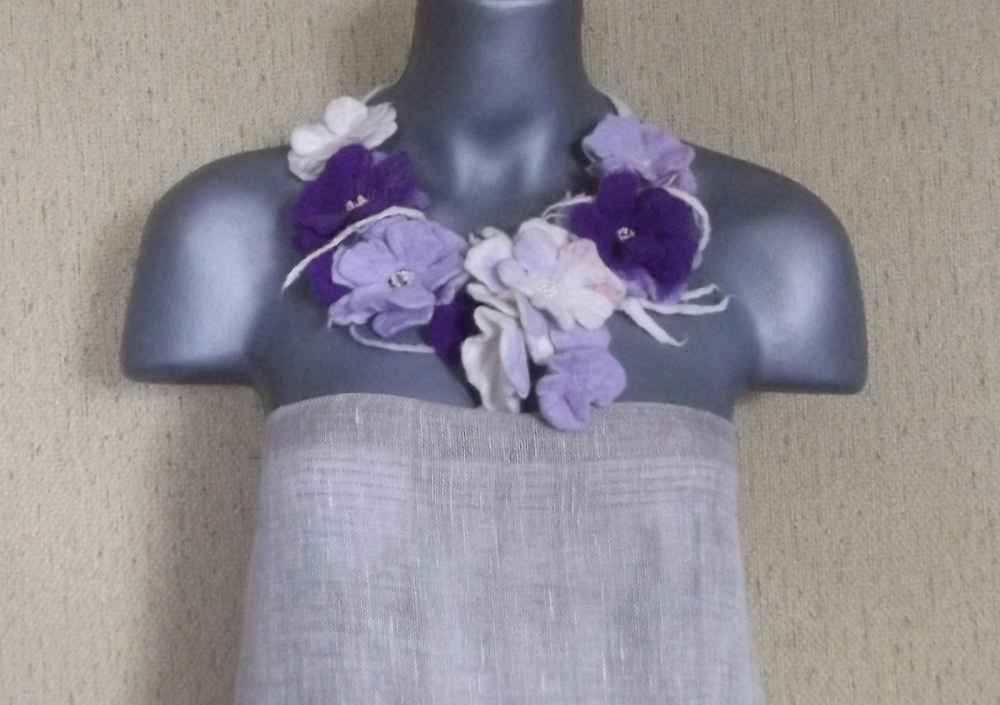 veltas papuošalas alyvinių-violetinių-baltų spalvų