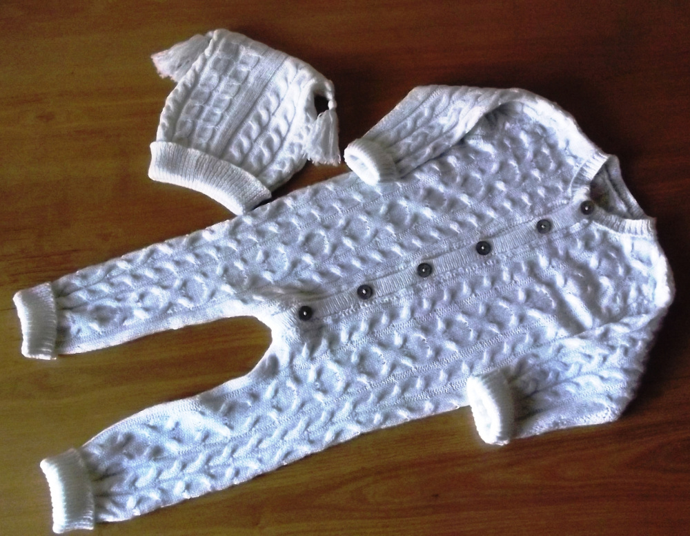 White baby jumper  and hat "Lot of cables"