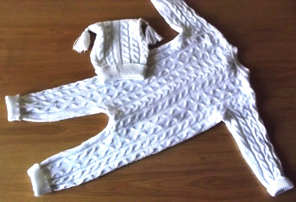 White baby jumper  and hat "Lot of cables" picture no. 2