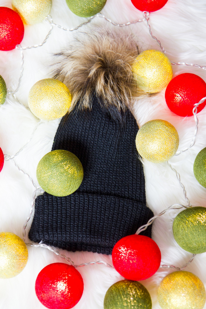 Nerta juoda šilta kepurė