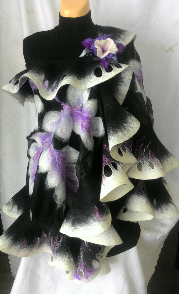 Juodai baltas su violetine salis