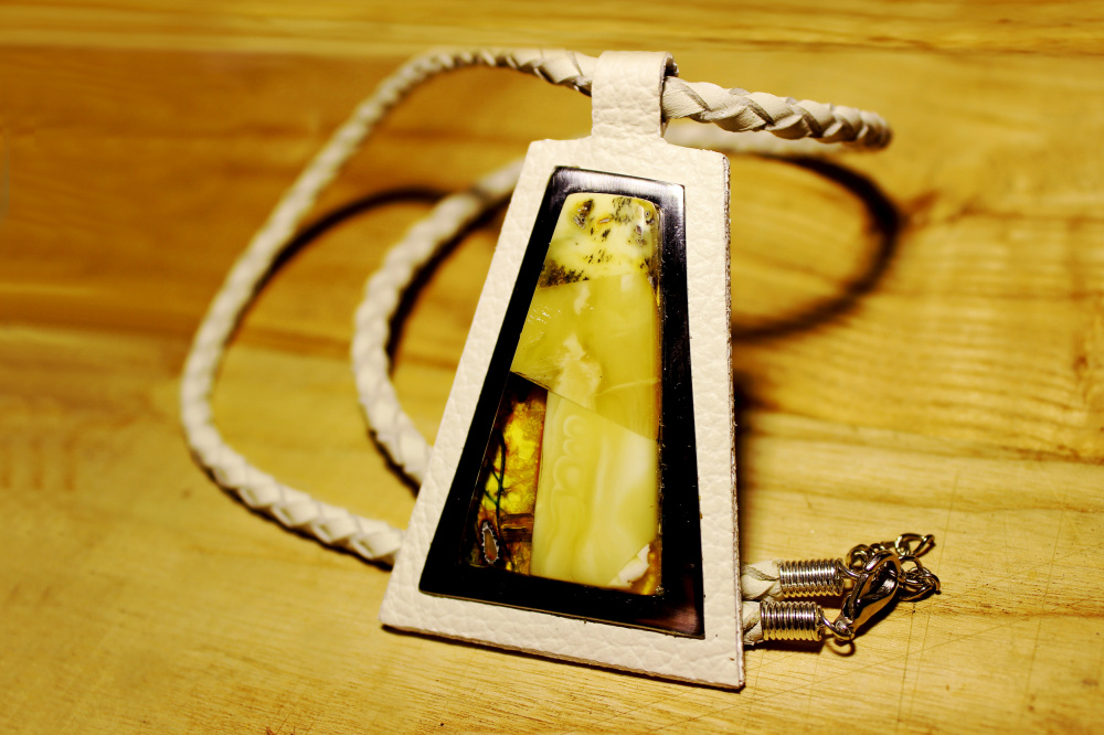 Genuine leather neclace with amber mosaic