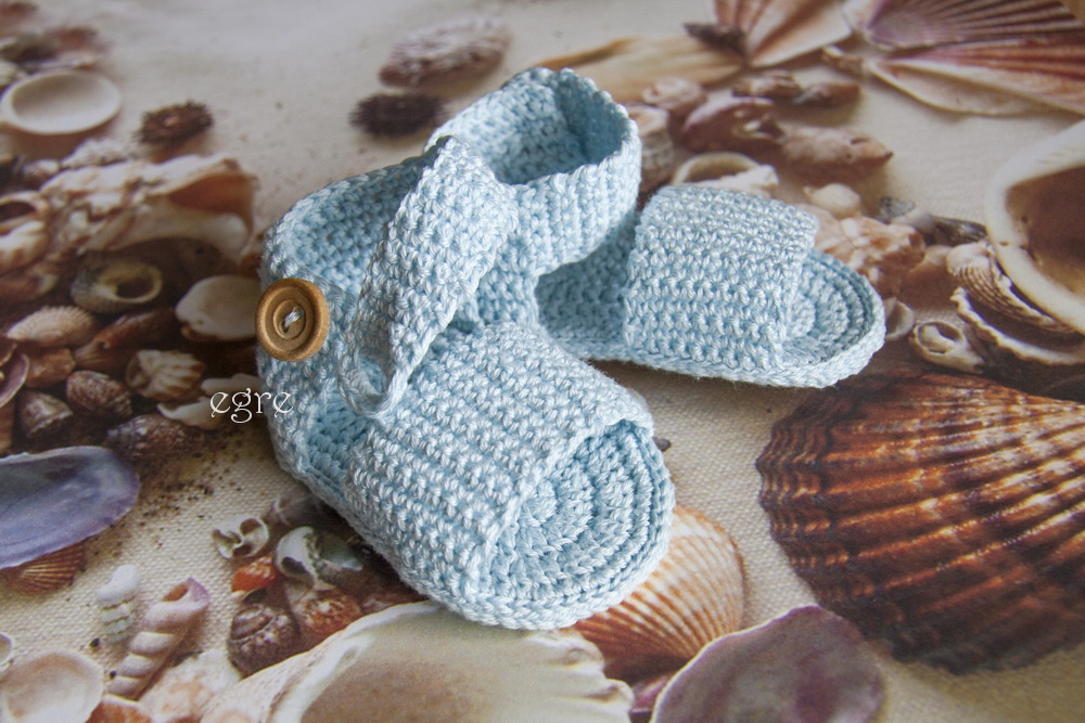 Knitted baby sandals