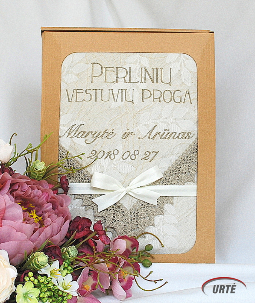 Dovana perlinių vestuvių proga - siuvinėta staltiesė