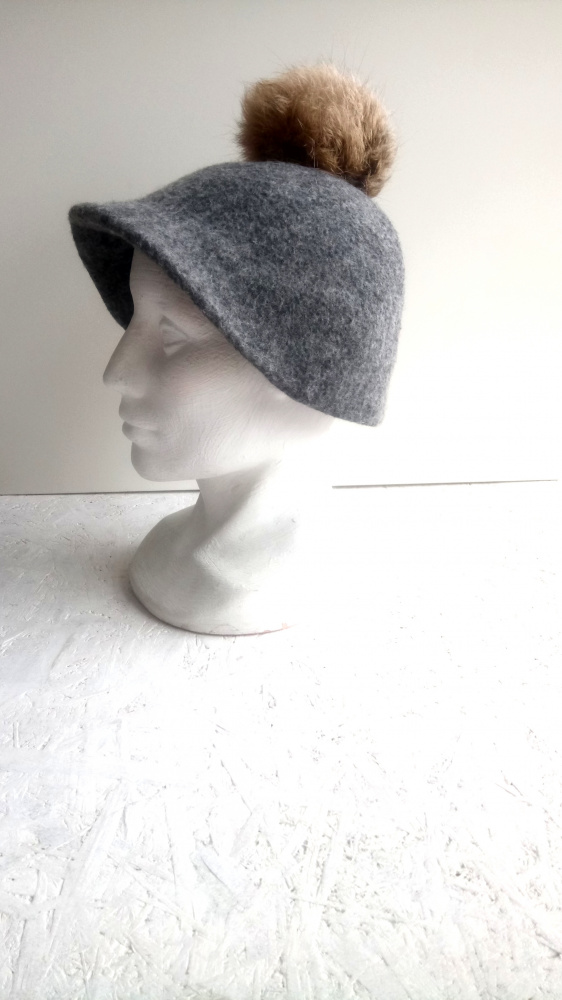Pilka minimalistine veltinio kepure