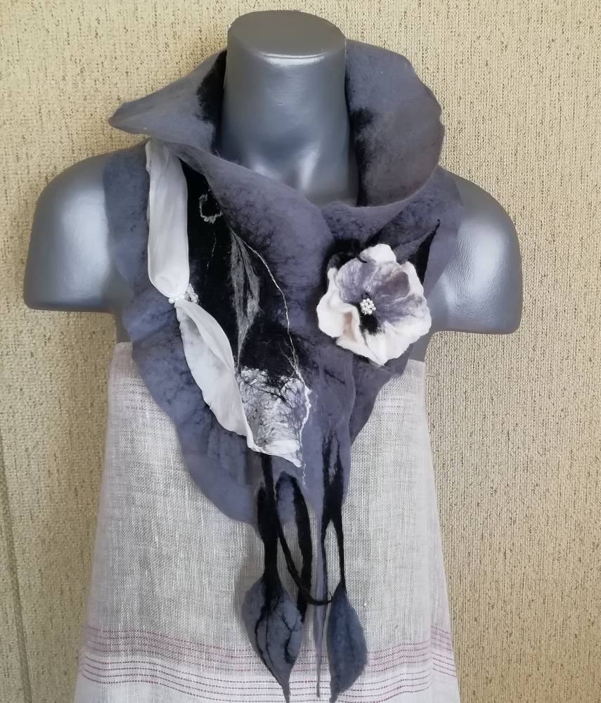 Veltas šalikas su sage, pilka, juoda, balta.