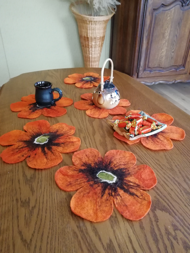 Veltos servetėlės oranžinės spalvos.