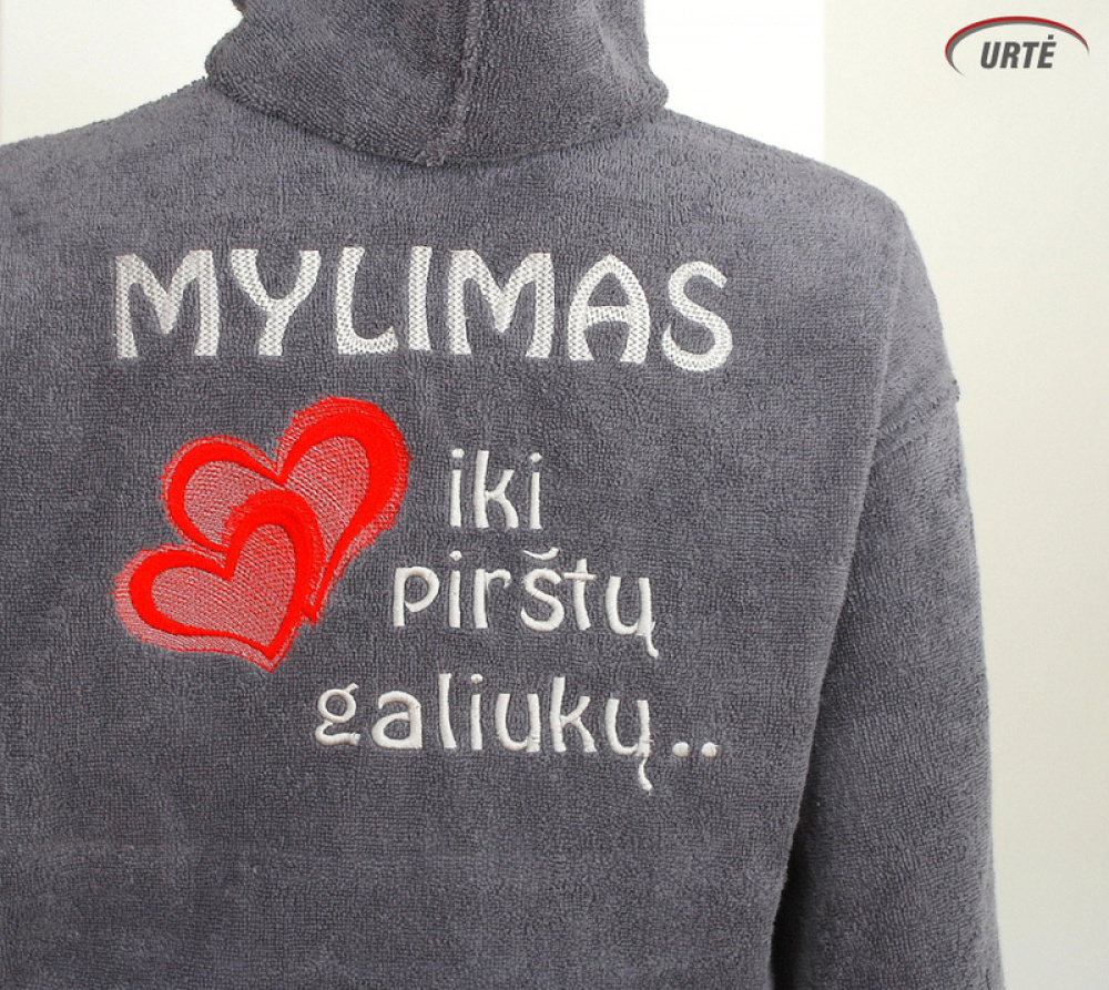 Siuvinėtas chalatas su raudonomis širdimis