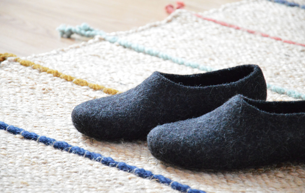 Natural black color wool slippers picture no. 2