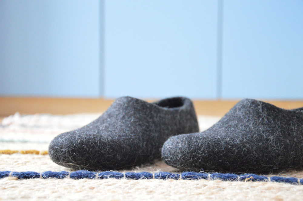 Natural black color wool slippers